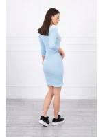 Přiléhavé šaty s modrým výstřihem Přiléhavé šaty s modrým výstřihem