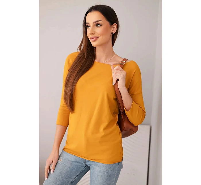 Dámska blúzka s lodičkovým výstrihom horčicovej farby