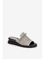 Dámské sandály na klínu s ozdobným páskem stříbrné model 21686867 - Boto Dámské sandály na klínu s ozdobným páskem stříbrné model 21686867 - Boto