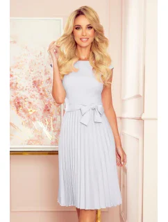 LILA Šedé dámské plisované šaty s krátkými rukávy model 21819782 LILA - numoco