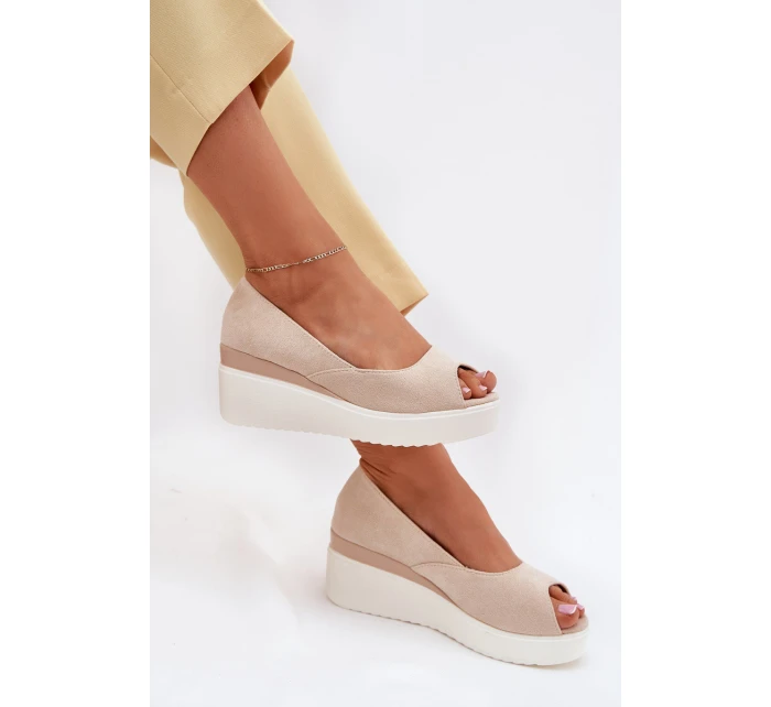 Dámské Sandály Na Klínu Z Eko Semiše Světle Béžové model 21702482 - Boto Dámské Sandály Na Klínu Z Eko Semiše Světle Béžové model 21702482 - Boto