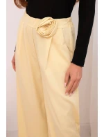 Dámske elegantné nohavice so širokými nohavicami a ozdobným kvetom žltej farby