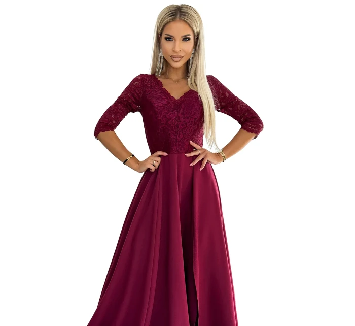 AMBER Elegantní dlouhé dámské maxi šaty ve vínové bordó barvě s krajkovým výstřihem model 19047931 - numoco
