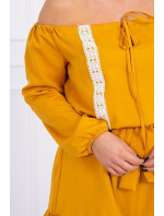 Šaty s otvorenými ramenami a čipkou v horčicovej farbe