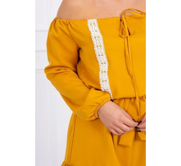 Šaty s otevřenými rameny a krajkou v hořčicové barvě