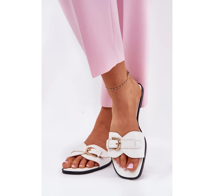 Ploché Dámské Pantofle Se Zlatou Přezkou Bílé model 21689698 - Boto Ploché Dámské Pantofle Se Zlatou Přezkou Bílé model 21689698 - Boto