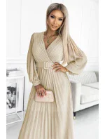 KLARA Béžové dámské plisované šaty s opaskem a výstřihem model 18462563 - numoco basic KLARA Béžové dámské plisované šaty s opaskem a výstřihem model 18462563 - numoco basic