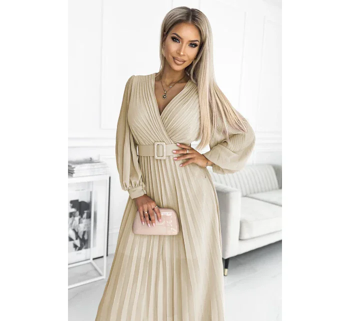 KLARA Béžové dámské plisované šaty s opaskem a výstřihem model 18462563 - numoco basic KLARA Béžové dámské plisované šaty s opaskem a výstřihem model 18462563 - numoco basic