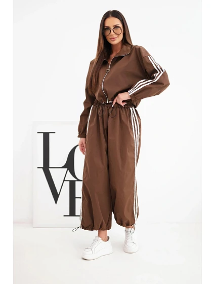 Dámský bavlněný komplet s oversized kalhotami a model 22294728 lampasy hnědý - K-Fashion Dámský bavlněný komplet s oversized kalhotami a model 22294728 lampasy hnědý - K-Fashion