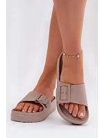 Dámské pěnové sandály na platformě s přezkou Big Star TT274A079 tmavě béžové Dámské pěnové sandály na platformě s přezkou Big Star TT274A079 tmavě béžové