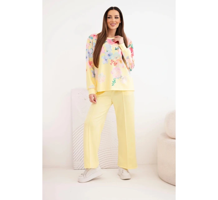 Dámska súprava z maslovej viskózy s kvetinovým vzorom so širokými nohavicami žltá