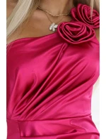 Dlouhé saténové šaty na jedno rameno s růží a rozparkem | Růžová model 21097872 - numoco basic
