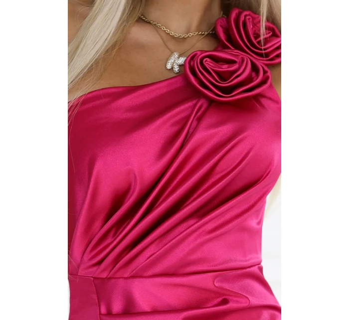 Dlouhé saténové šaty na jedno rameno s růží a rozparkem | Růžová model 21097872 - numoco basic