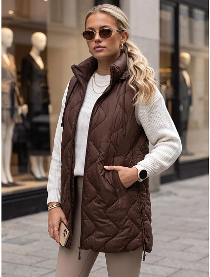 Długa kamizelka damska pikowana z kapturem brązowa model 22361886 - FashionStreet Długa kamizelka damska pikowana z kapturem brązowa model 22361886 - FashionStreet