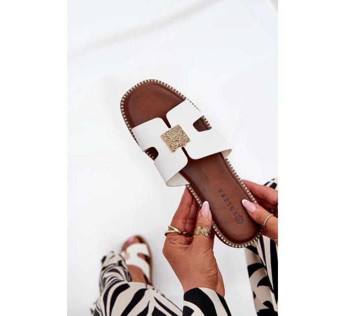 Ploché sandály s výřezy a ozdobou bílé model 21685574 - Boto Ploché sandály s výřezy a ozdobou bílé model 21685574 - Boto