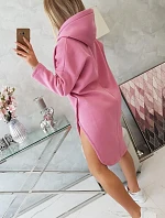 Šaty s kapucňou a bočným rázporkom ružové