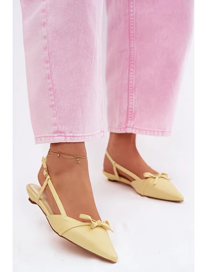 Dámské sandály z umělé kůže na nízkém podpatku model 22107051 - Boto Dámské sandály z umělé kůže na nízkém podpatku model 22107051 - Boto