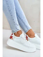 Dámske kožené tenisky na platforme s brošňou a ozdobným kvetom White Dámske kožené tenisky na platforme s brošňou a ozdobným kvetom White