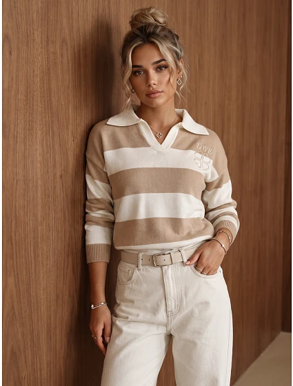 Sweter damski z kołnierzykiem i haftem LOVE kamelowy FashionStreet MY2660 Sweter damski z kołnierzykiem i haftem LOVE kamelowy FashionStreet MY2660