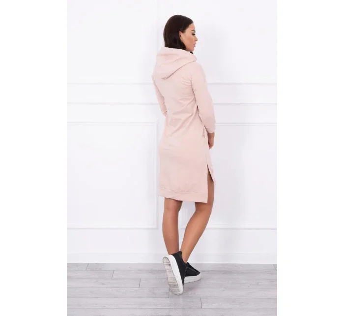 Šaty s dlhším chrbtom a farebnou potlačou v tmavo púdrovo ružovej farbe