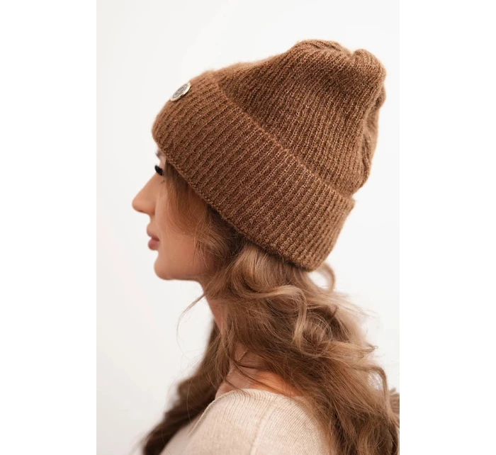 Dámská zimní čepice model 21441764 s ozdobným knoflíkem světlá hnědá - K-Fashion