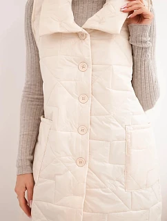 Dámska prešívaná dlhá vesta s vreckami a stojačikom svetlo béžová
