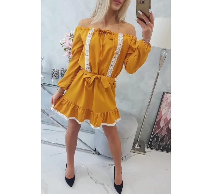 Šaty s otevřenými rameny a krajkou v hořčicové barvě