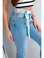 Dámske džínsy s vysokým pásom a voľnou nohou Dámske džínsy s vysokým pásom a voľnou nohou