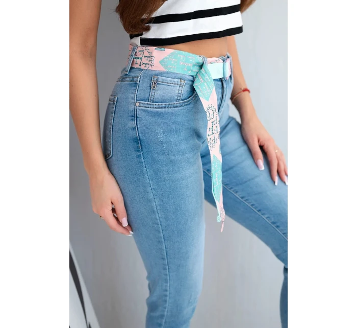 Dámske džínsy s vysokým pásom a voľnou nohou Dámske džínsy s vysokým pásom a voľnou nohou