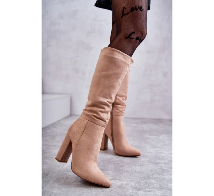 Klasyczne Zamszowe Kozaki Na Obcasie Ciemnobeżowe Tressa