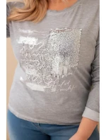 Dámská blůza Plus Size s potiskem a delším zadním dílem šedá