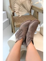 Dámské perforované kotníkové boty na nízkém podpatku model 21961100 Hnědé - S.Barski