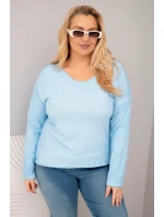 Dámska blúzka nadrozmernej veľkosti s výstrihom do V a dlhším chrbtom v modrej farbe