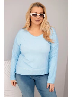 Dámska blúzka nadrozmernej veľkosti s výstrihom do V a dlhším chrbtom v modrej farbe