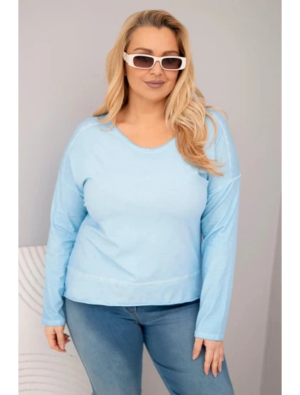 Dámska blúzka nadrozmernej veľkosti s výstrihom do V a dlhším chrbtom v modrej farbe