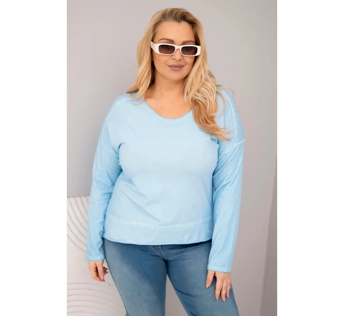 Dámska blúzka nadrozmernej veľkosti s výstrihom do V a dlhším chrbtom v modrej farbe