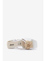 Kožené dámské sandály na podpatku s květinou bílé Catva