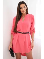 Šaty s delším zadním dílem a páskem malinová Šaty s delším zadním dílem a páskem malinová