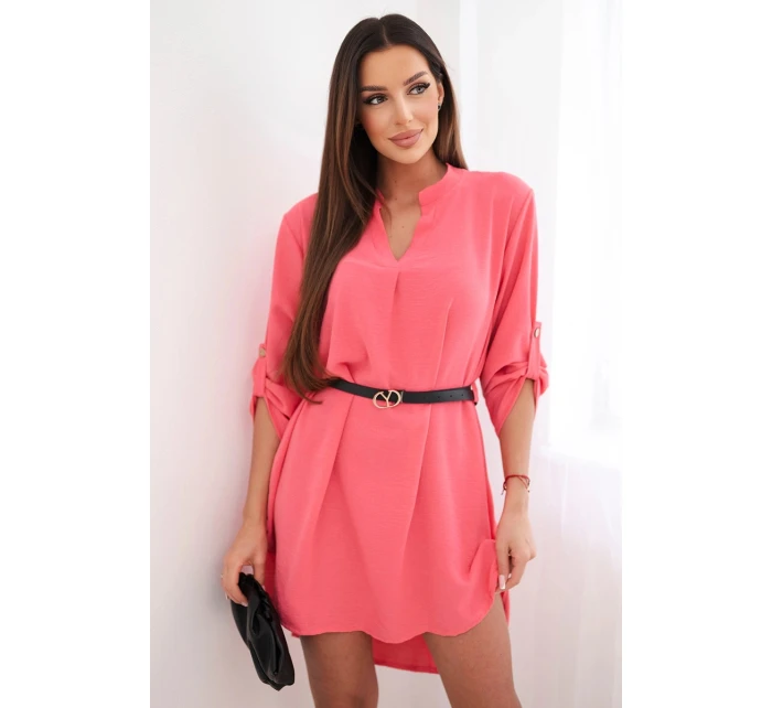 Šaty s delším zadním dílem a páskem malinová Šaty s delším zadním dílem a páskem malinová