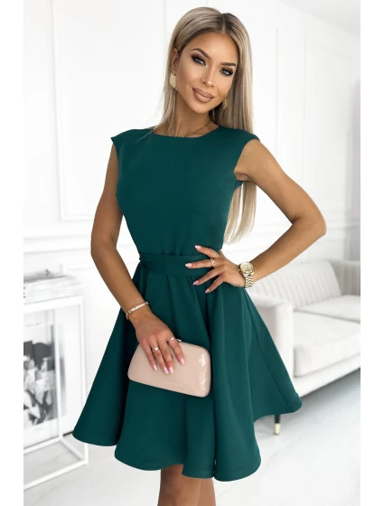 Rozšířené dámské šaty v lahvově zelené barvě s malými model 18459422 - numoco Rozšířené dámské šaty v lahvově zelené barvě s malými model 18459422 - numoco