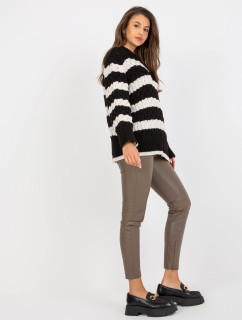 Čierno-ekru pletený oversize sveter s vrkočmi
