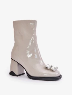 Dámske lakované členkové topánky na podpätku so zdobením D&A Light Grey