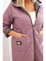Dámska zimná prešívaná bunda s leopardou podšívkou a kapucňou v tmavoružovej farbe