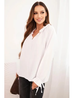 Dámska viskózna blúzka s véčkovým výstrihom a viazankami na rukávoch biela