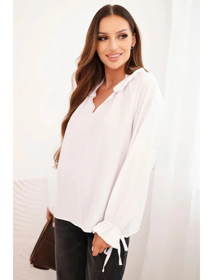 Dámska viskózna blúzka s véčkovým výstrihom a viazankami na rukávoch biela