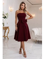 – elegantní midi šaty bez ramínek ve stylu s mašlí – bordó model 22405098 - numoco – elegantní midi šaty bez ramínek ve stylu s mašlí – bordó model 22405098 - numoco