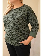 Dámska blúzka vo veľkosti Plus Size s leopardím vzorom a predĺženým zadným dielom v khaki farbe