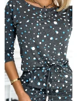 Tmavě šedé dámské sportovní šaty se vzorem a s kapsičkami model 17806512 - numoco Tmavě šedé dámské sportovní šaty se vzorem a s kapsičkami model 17806512 - numoco