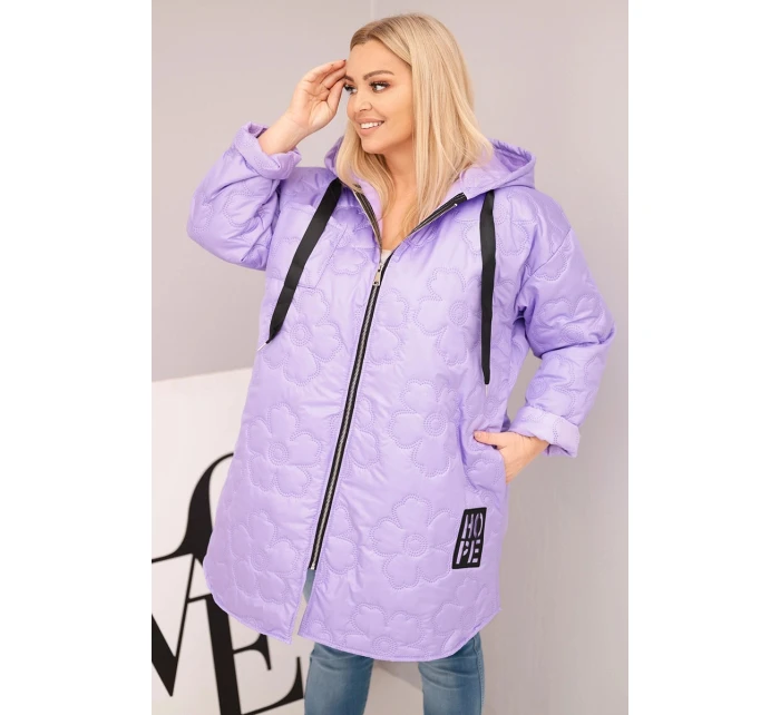 Dámská bunda Plus Size prošívaná s kapucí a nápisem model 21808651 světle fialová - K-Fashion Dámská bunda Plus Size prošívaná s kapucí a nápisem model 21808651 světle fialová - K-Fashion