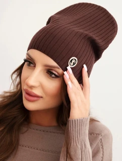 Dámská čepice s proužky a ozdobným knoflíkem s přídavkem vlny a modalu hnědá